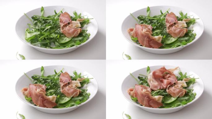 落下的肉片放在盘子里，配上绿色的烹饪食物