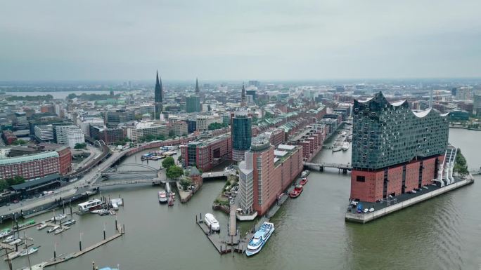 鸟瞰图实时拍摄的汉堡城市景观与易北爱乐音乐厅和Hafencity在中午时分，汉堡，德国
