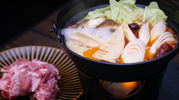 中国麻辣火锅。一个炖蔬菜和生羊肉汤的视频。
