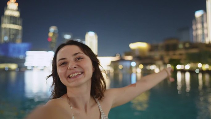 以迪拜喷泉为背景的自拍