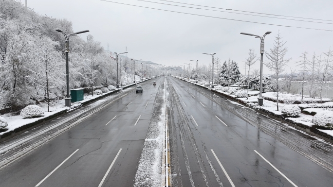 冬天大雪道路交通