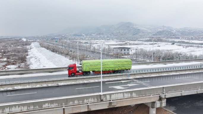 冬天雪后高速公路卡车货运货车道路交通运输