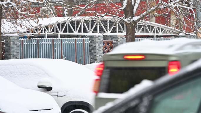 下雪中汽车上的积雪