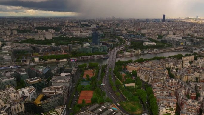 夏天巴黎街头的建立镜头。无人机拍摄的法国街道上挤满了汽车和人。鸟瞰图，在树木和交通之上，被法国建筑和