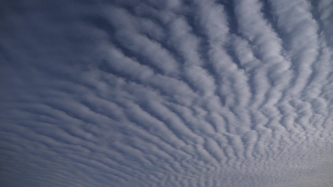 天空中的云模式视频线状云层积云完美排列的云库延时视频与复制空间