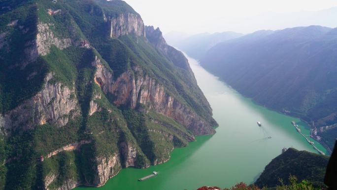 船舶行驶在长江三峡巫峡