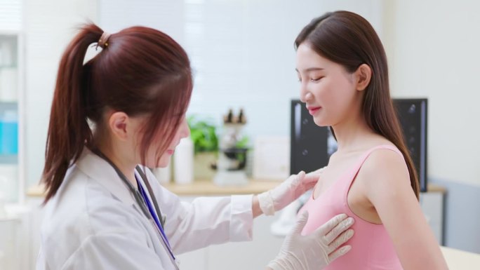 女人有乳房触诊美女做胸部检查