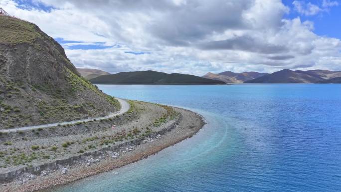 西藏山南市贡嘎县羊卓雍措羊湖水面航拍风景