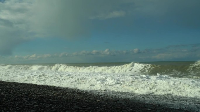 暴风雨中美丽的海浪