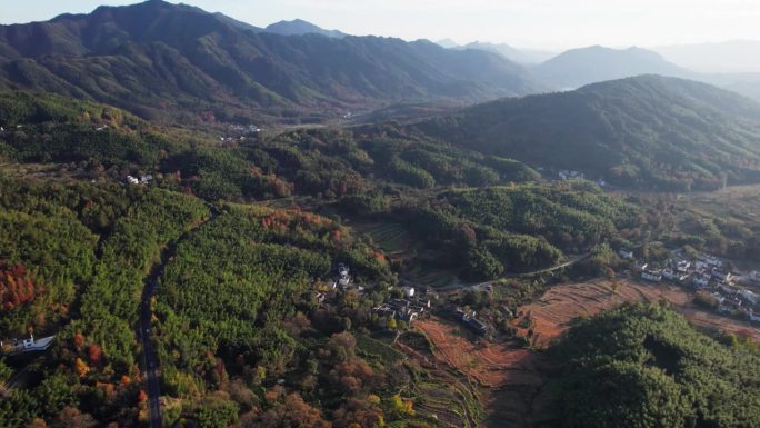 鸟瞰中国安徽宏村塔川古村落。无人机在阳光明媚的秋日拍摄传统村落，固定视角，4k实时画面。