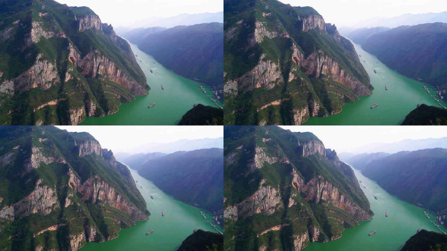 船舶行驶在长江三峡巫峡