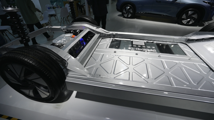 4K新能源汽车底盘结构动力电池电机展示