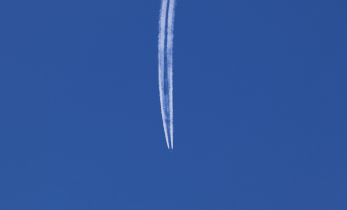 飞机划过天空尾迹云2