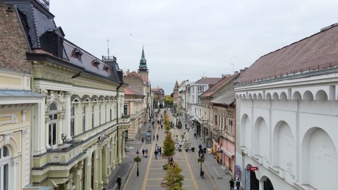 塞尔维亚苏博蒂察市中心热闹的街道鸟瞰图，面目全非的人群走来走去