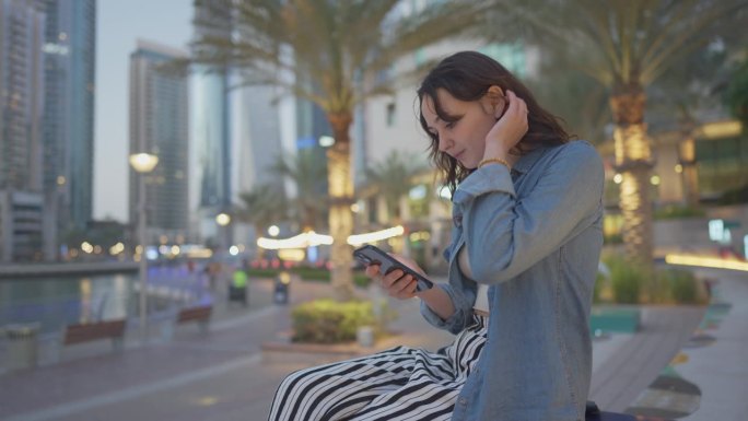 一名女子在迪拜旅游时使用智能手机