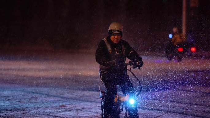 城市下雪街道 外卖闪送骑行的人群孤独凄凉