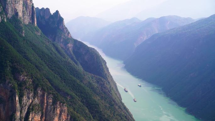 船舶行驶在长江三峡巫峡