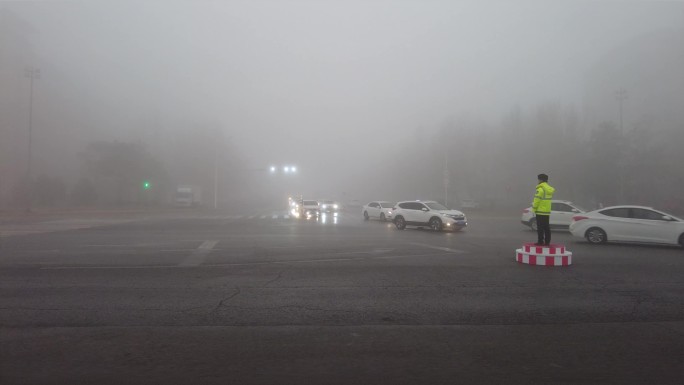 大雾天马路交通