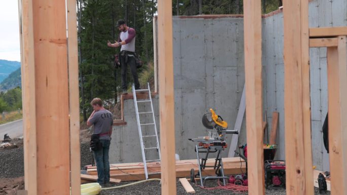 年轻人从零开始建造家园，开始第一步的施工
