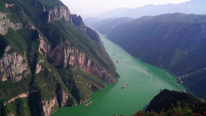 船舶行驶在长江三峡巫峡