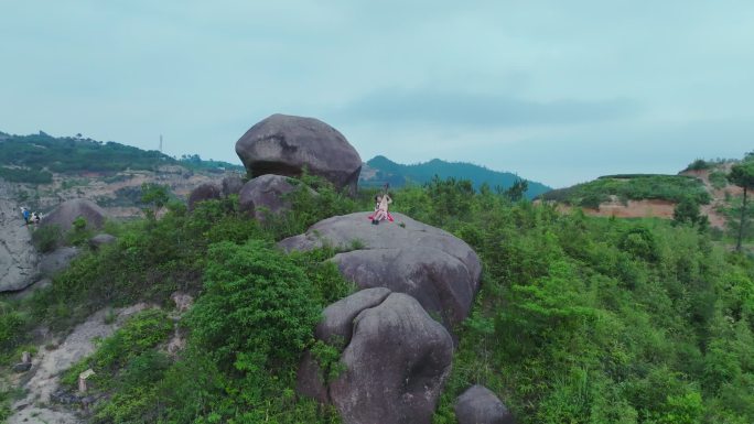 小女孩高山弹琵琶