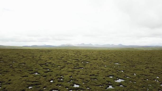 航拍三江源头草甸湿地草原山脉