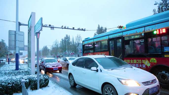 雪天早晨下雪行车雪后出行安全雪景树林