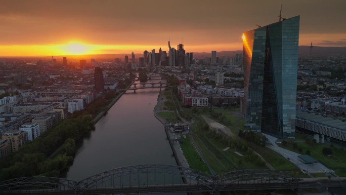 鸟瞰实时镜头的法兰克福美因天际线，虽然美因河和现代金融大楼和摩天大楼与德国大桥和欧洲中央银行日落时间