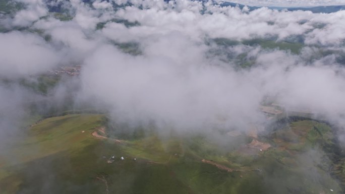 穿透云层下的川西阿坝县民俗建筑航拍视角