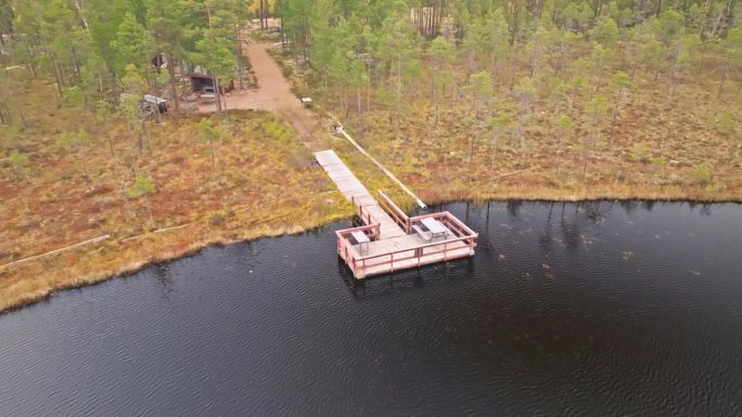木码头湖岸在秋天的森林在瑞典-空中轨道