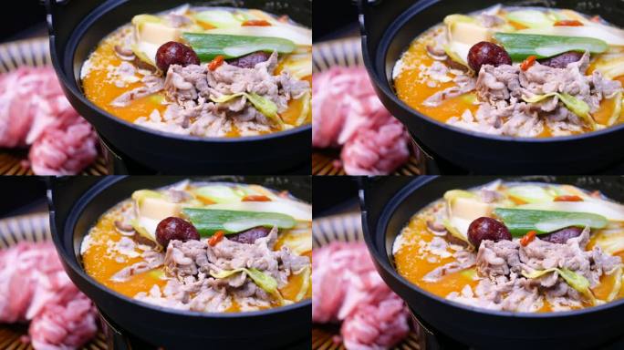 中国麻辣火锅。一个炖蔬菜和羊肉的视频。