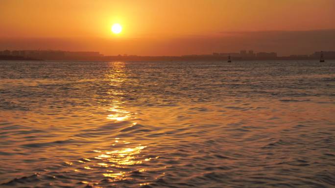 夕阳下水面波光粼粼 浮光跃金