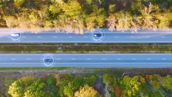 自动驾驶汽车在美国高速公路上行驶的鸟瞰图。未来的州际交通概念