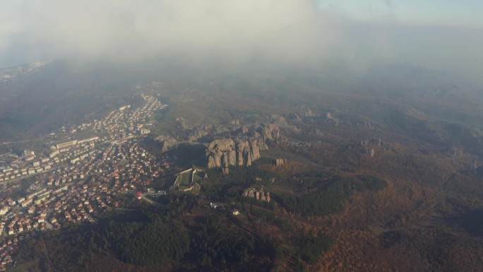 左侧的无人机扫射显示了保加利亚维丁省Belogradchik镇和Belogradchik堡垒的天然岩
