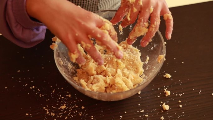 创意烹饪乐趣:孩子的手制作生酥皮迷你挞