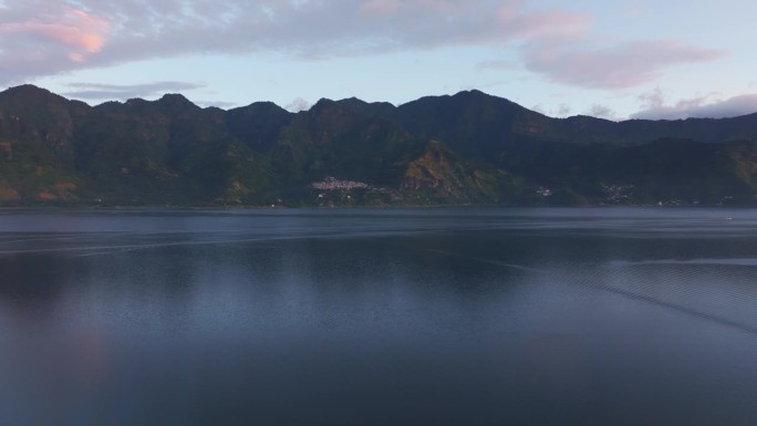 鸟瞰日出时的阿蒂特兰湖，背景是圣马科斯