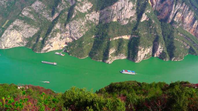 船舶行驶在长江三峡巫峡