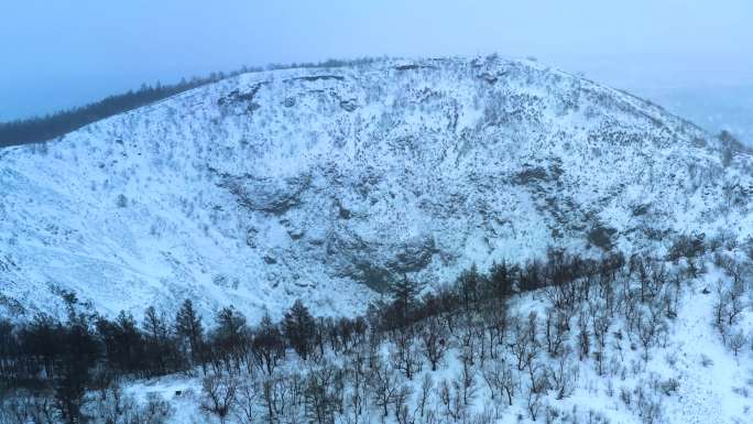 冰雪覆盖的火山