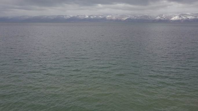 航拍俄罗斯西伯利亚湖面乌云山脉冻土
