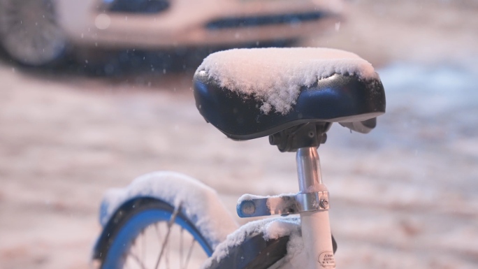 城市夜晚下雪雪景