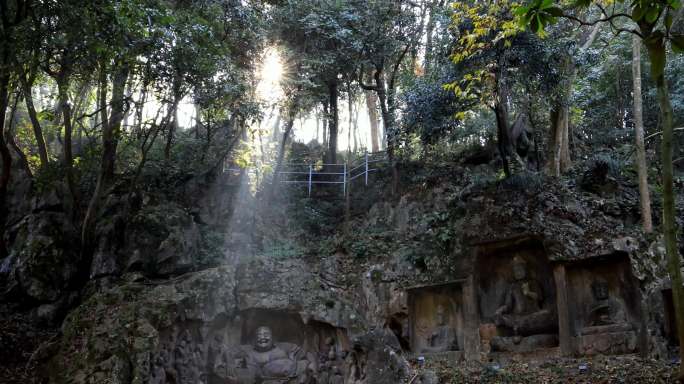 杭州灵隐寺日光照射岩壁上的石佛