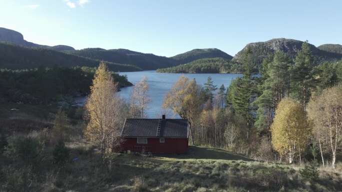 俯瞰挪威希尔德雷姆斯瓦内特湖山的田园诗般的房子。无人机航拍