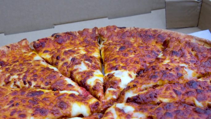 美丽美味的奶酪披萨站在一个外卖盒饮食错误的食物快速送美味的快速烤披萨