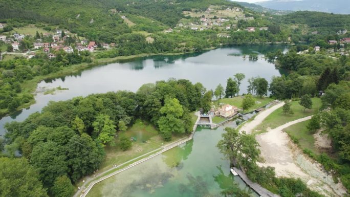 波斯尼亚亚伊采的宁静湖。空中天桥