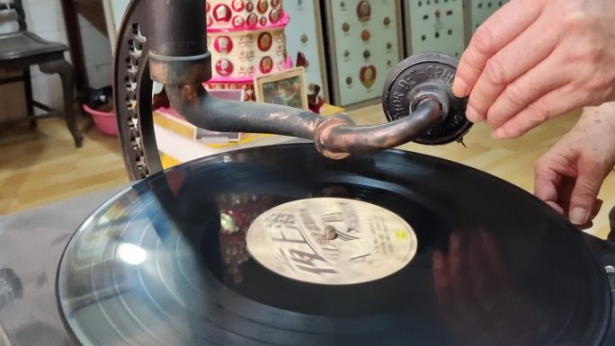 留声机播放黑胶唱片夜上海30年代老唱片