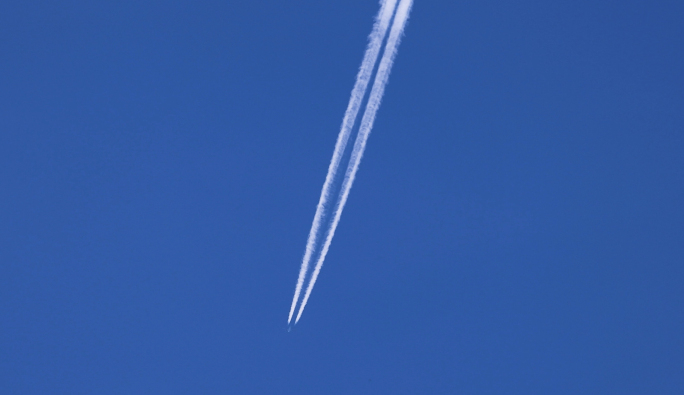 飞机划过天空尾迹云1