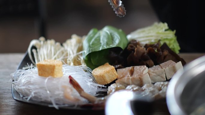 涮锅或寿喜烧。日本的食物。日本餐馆里锅里的虾。在日本餐厅享用涮锅和寿喜烧。有选择性的重点。