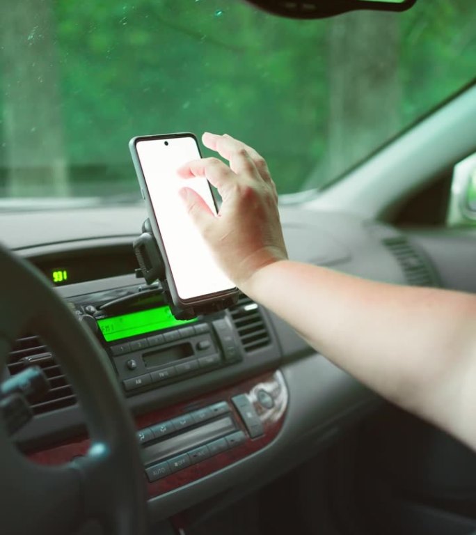 一名女子在开车前查看智能手机上的路线