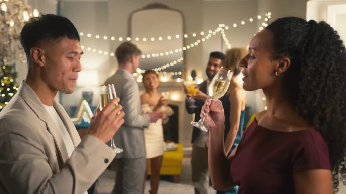 一对夫妇在家里的派对上和客人一起做香槟吐司