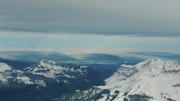 瑞士阿尔卑斯山雪山峰顶的风景如画。落基山脉的雪